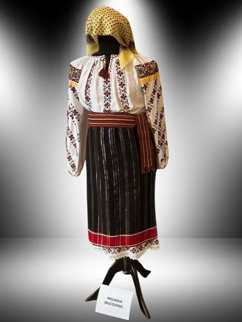 Vrouwelijke klederdracht uit Moldova, op een paspop